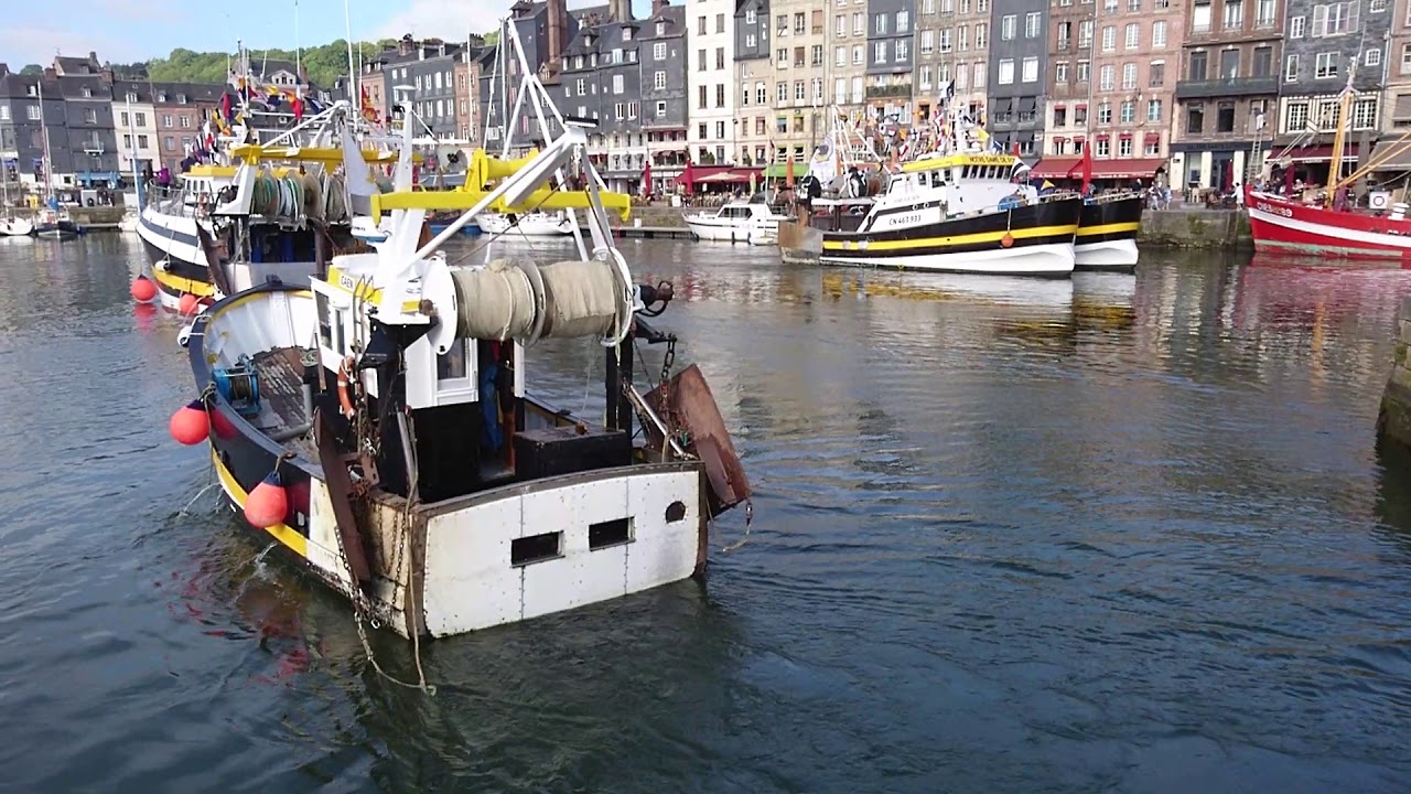 Pentecôte 2018 La Fête des Marins à Honfleur les bateaux de pêche rentrent dans le Vieux Bassin