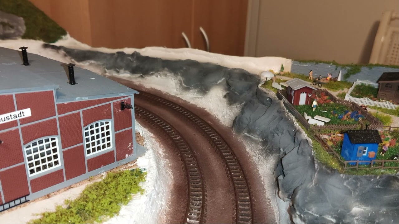 Modellbahn Bonn Teil 15 - Geländebau am Schrebergarten und Lokschuppen altern