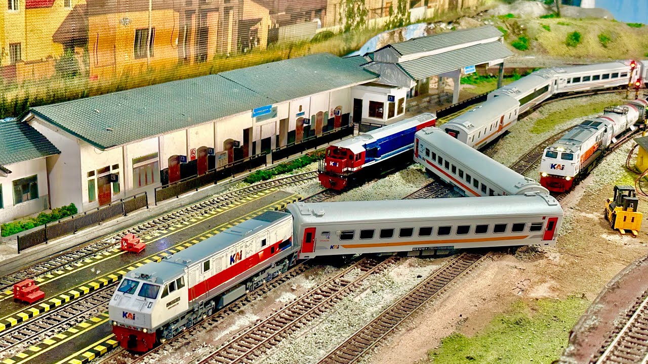 Kereta api Babaranjang CC202 & CC206 Pertamina Ngebut menabrak Kereta penumpang yg terguling di rel