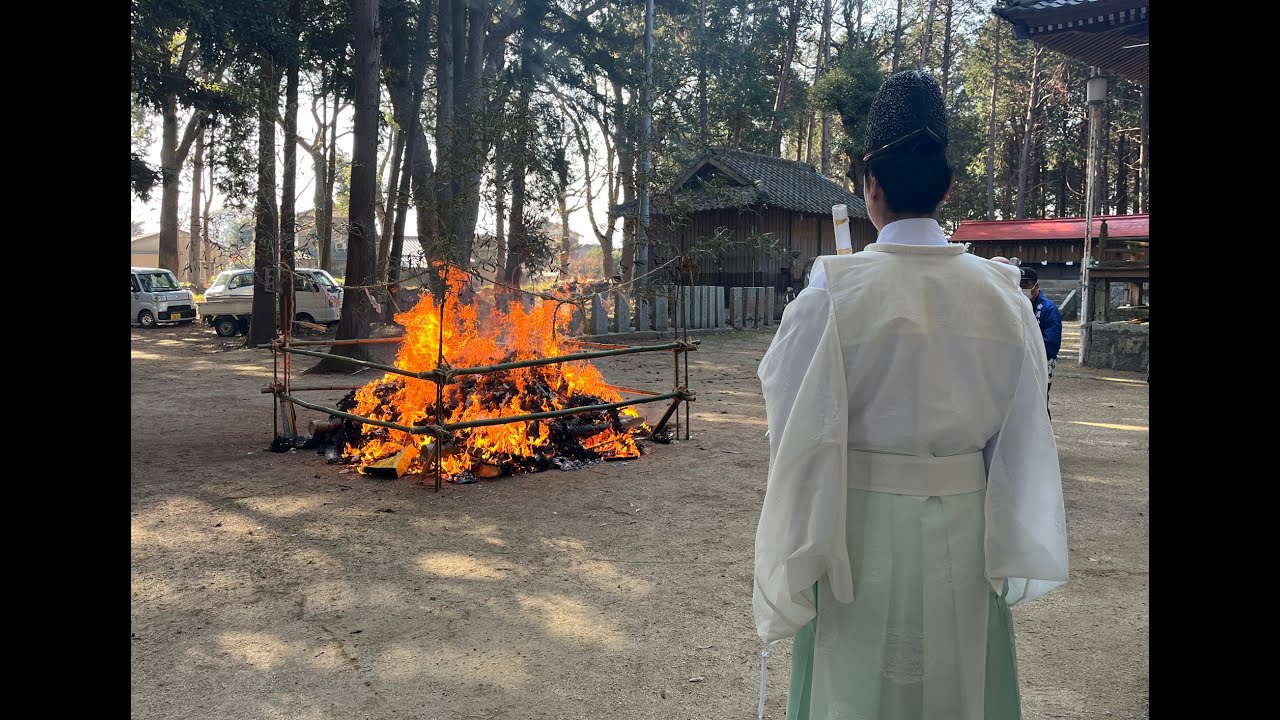 行橋の冬の風物詩。安浦神社での「どんど焼き」当日の様子。（福岡県行橋市稲童／2026年1月17日）