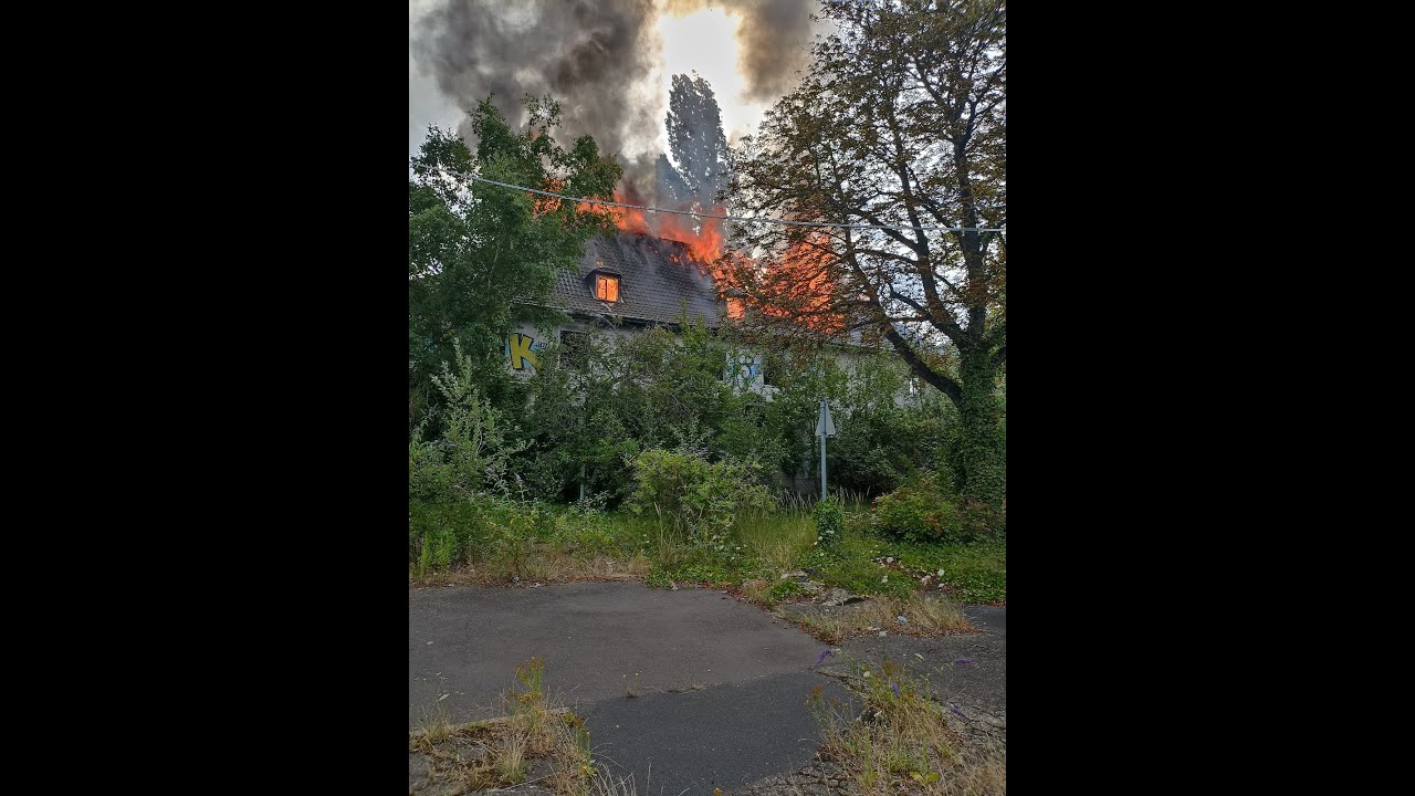 Dachstuhl in Vollbrand auf ehemaligem Schlachthofgelände - Großeinsatz in Bonn am 13.07.22 + O-Ton
