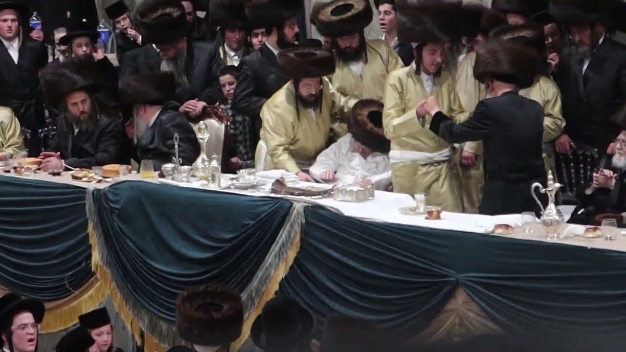 תיעוד היסטורי ועוצמתי: שמחת החתונה הגדולה בחצר הקודש תולדות אברהם יצחק בראשות כ
