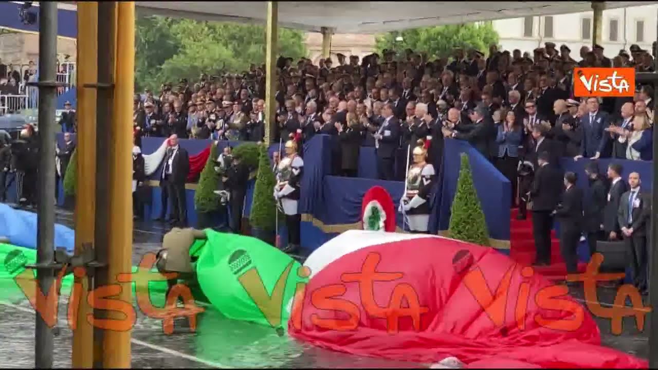Festa della Repubblica, La Russa sventola un fazzoletto tricolore all'atterraggio dei paracadutisti