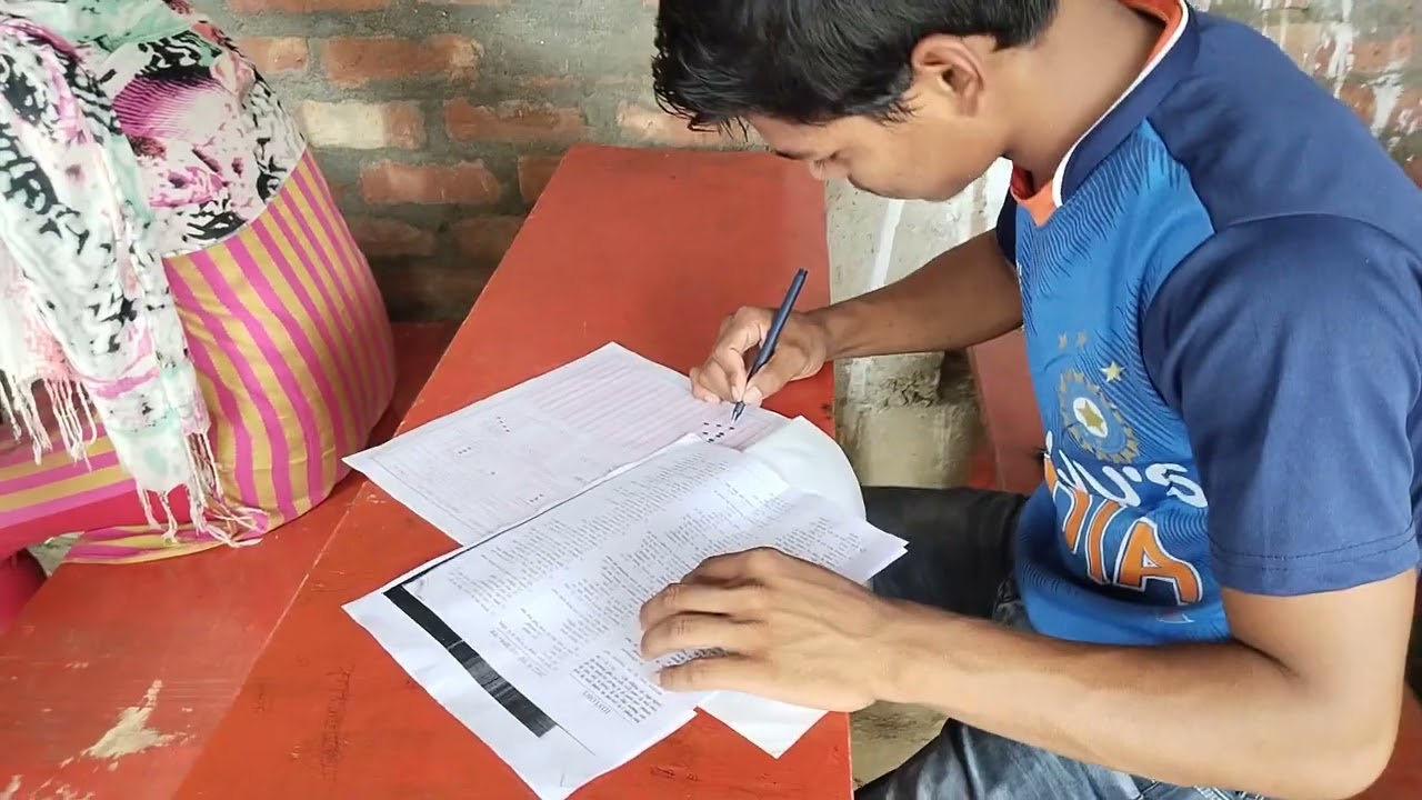 👉history ki class 12th ki  test pariksha dete hue students (Gyan Study Point)