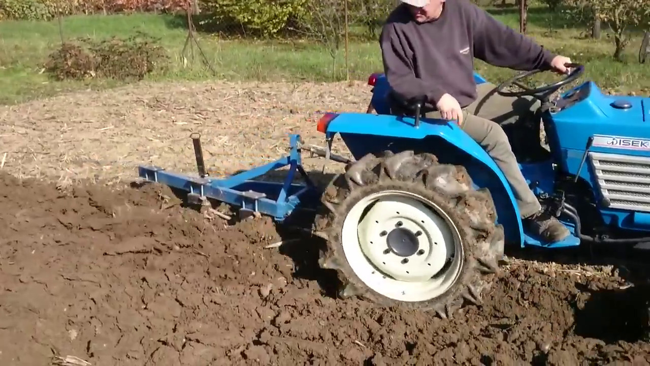 Iseki 1700   minitractor japones arando.
