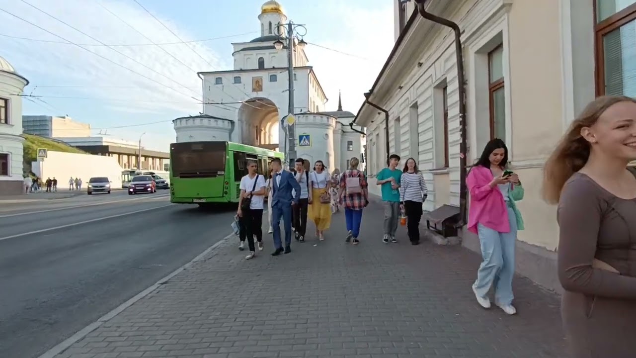 Владимир. Знакомство с городом. Поездка по городу на автомобиле и прогулка пешком по улицам города.