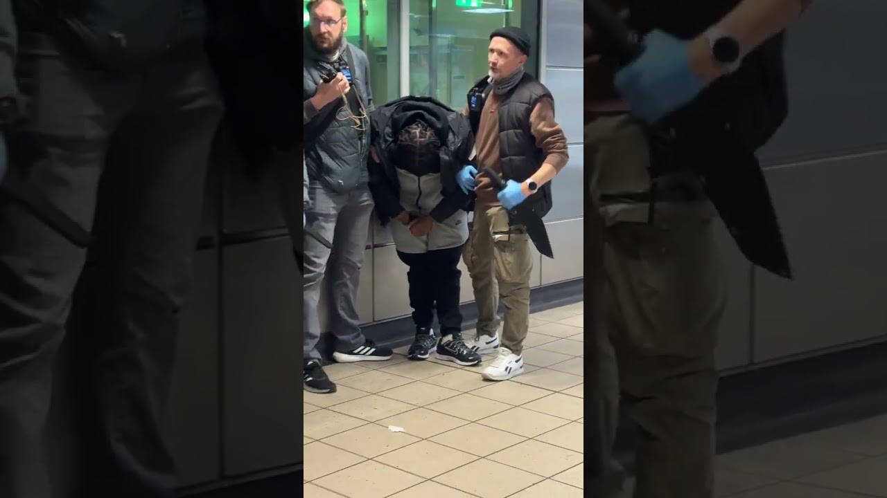 A stop and search at Euston station today finds two youths with machetes on them.. #london