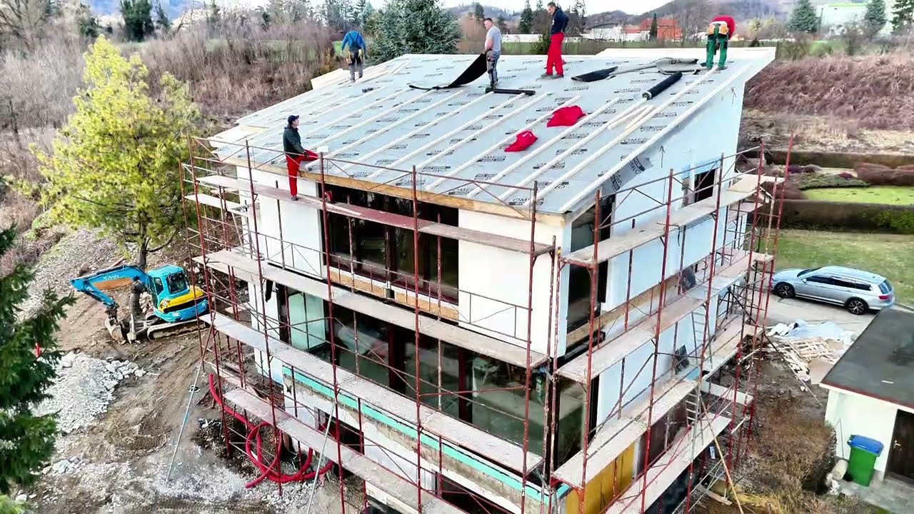 Montaža Kager Hiše v Mariboru s pogledom na Dravo in Pohorje