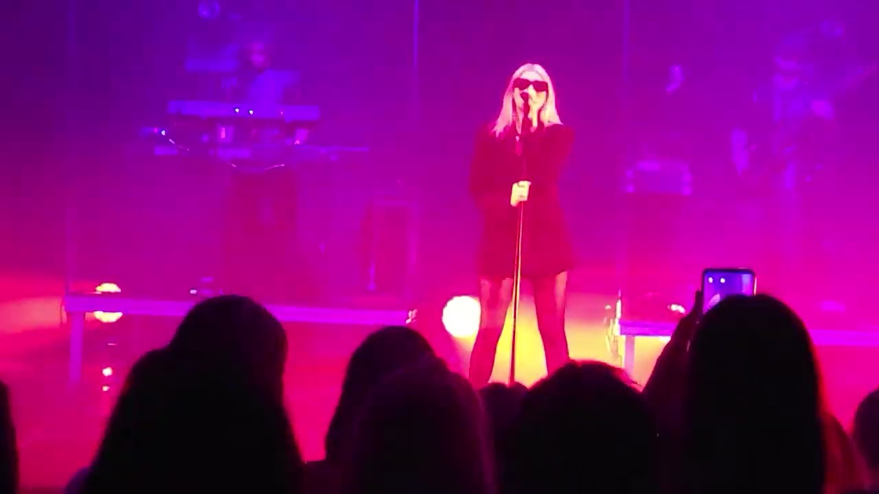 DARIA ZAWIAŁOW - 