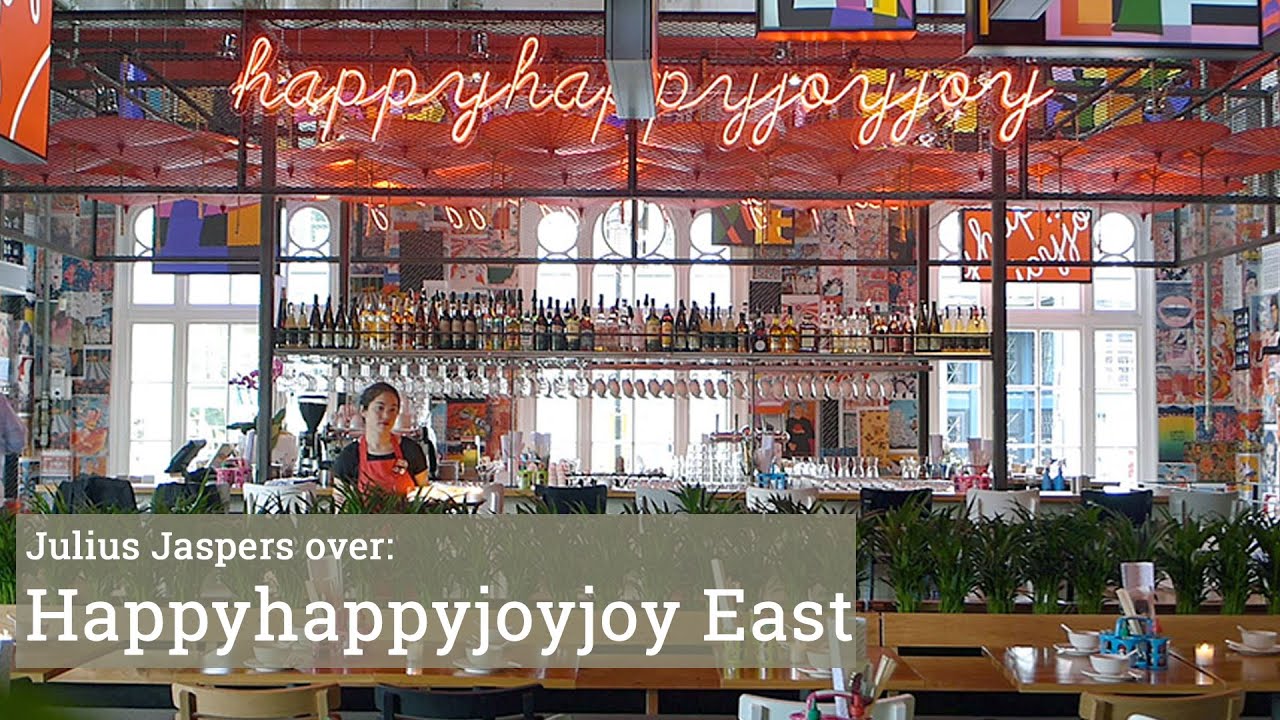 Julius Jaspers in de keuken van HappyHappyJoyJoy East