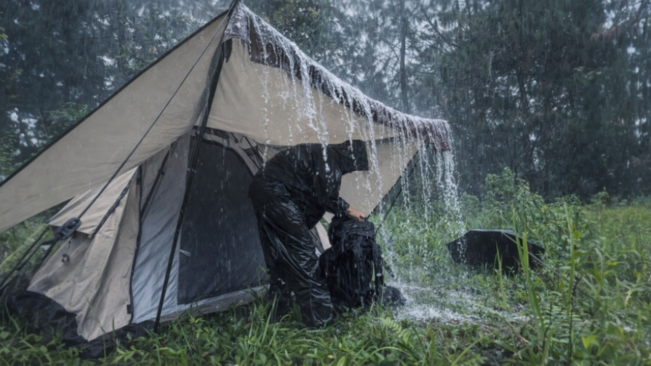How Hard It Is to Set Up a Tent in Heavy Rain‼️Camping in Heavy rain