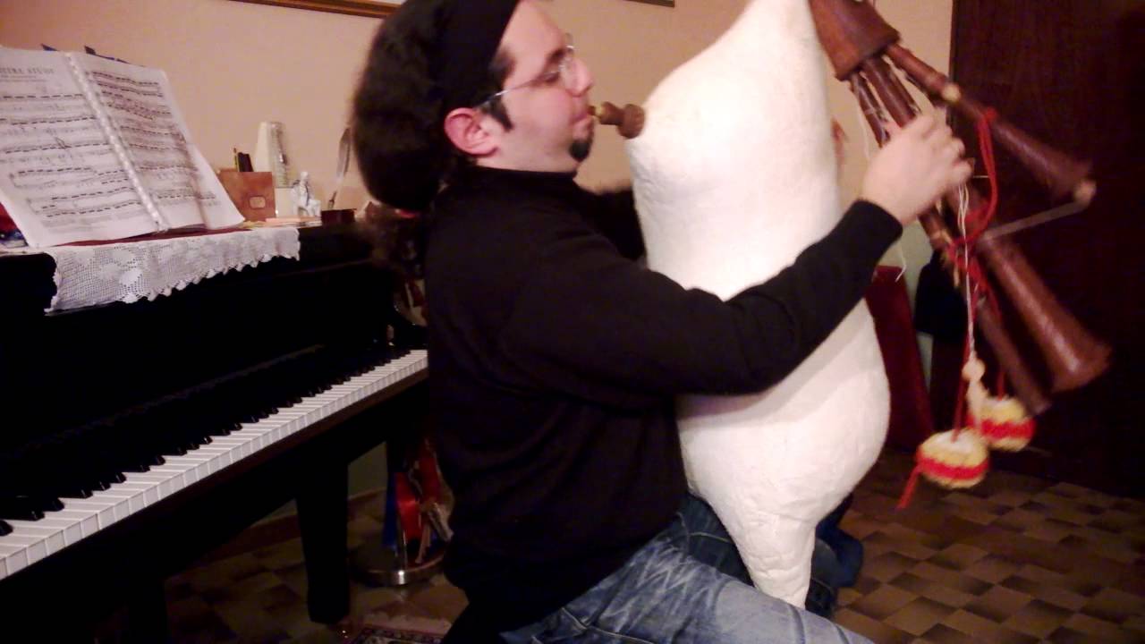 M.Salvatore Ferlito con una zampogna di V. Calamita