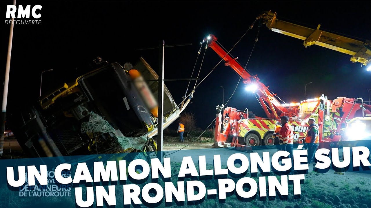 Un camion se couche sur un rond-point
