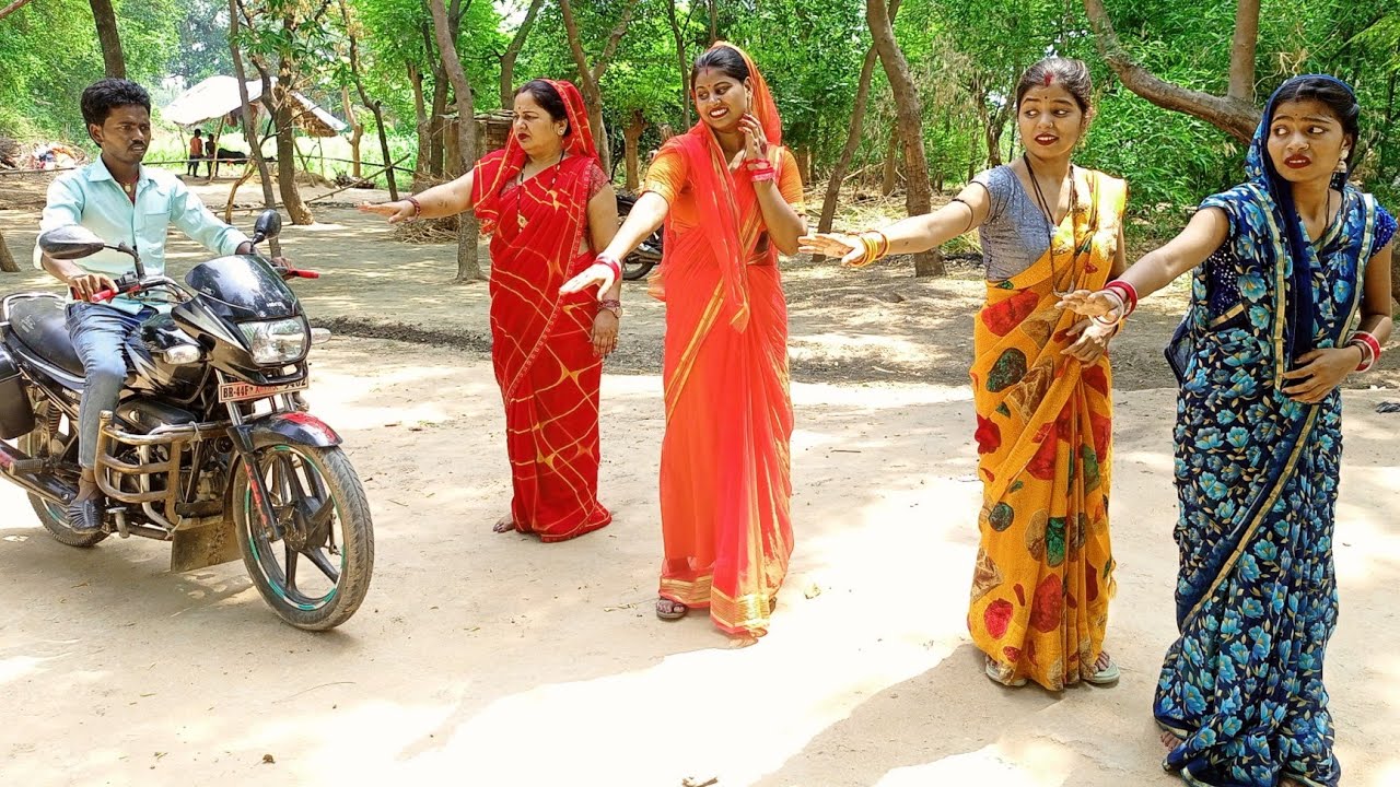 देखिये गांव की औरतें इस राहगीर के साथ क्या करती हैं। ऐसी औरतों से सावधान रहे। BJ BHOJPURIYA