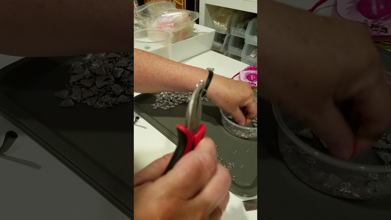 Jump ring opening / closing finger tool ring. How to use easily.