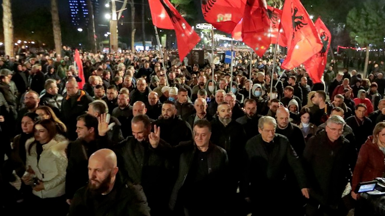 Gazmend Bardhi i bën me shenjë protestuesve, do të shkojnë te Drejtoria e Përgjithshme e Policisë