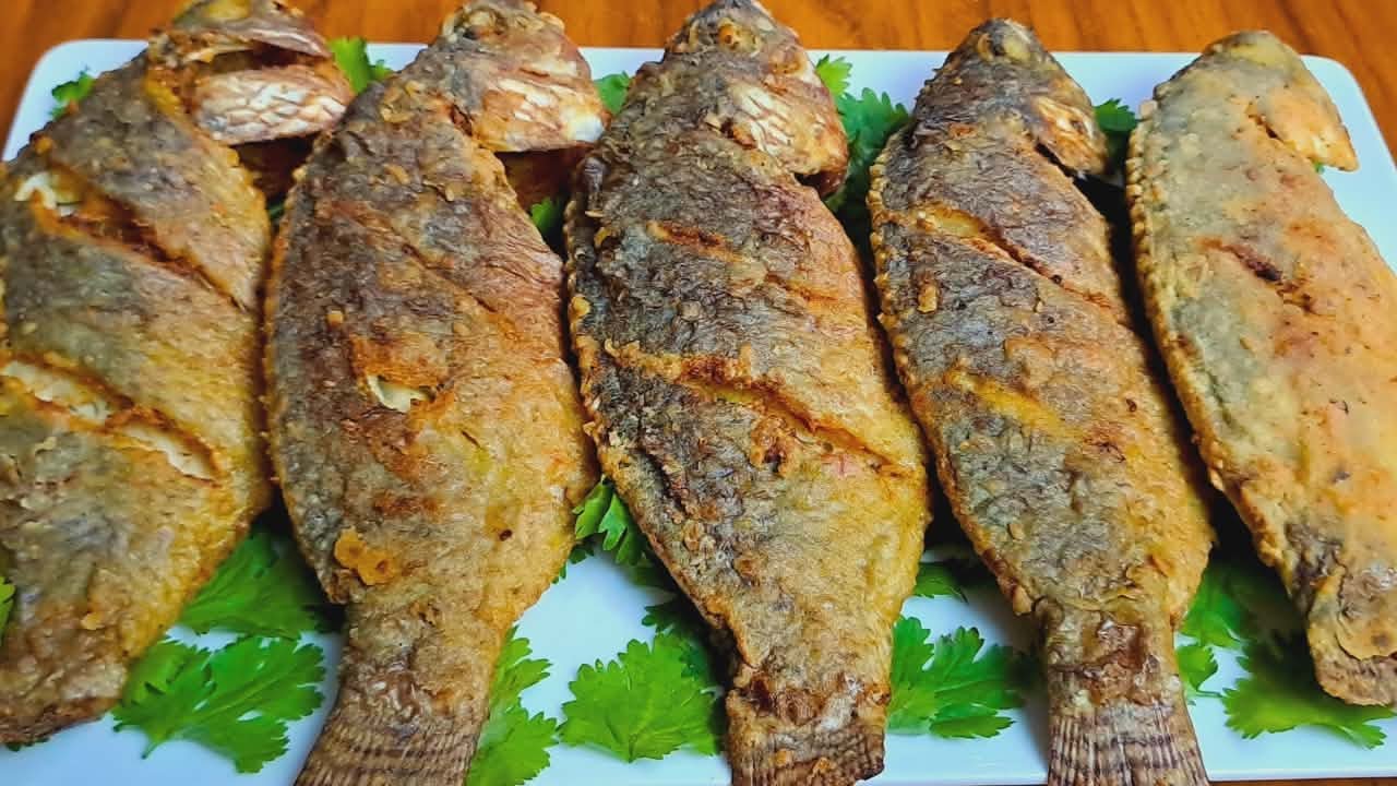 السمك المقلى بالطريقه الأصليه مع رز صياديه تحفه