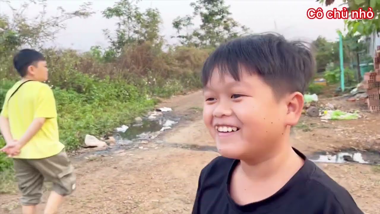 Huy T&iacute; Hon l&agrave;m hướng dẫn vi&ecirc;n dẫn CLB Người B&eacute; Bỏng đi tham quan phong cảnh qu&ecirc; của chị Mai