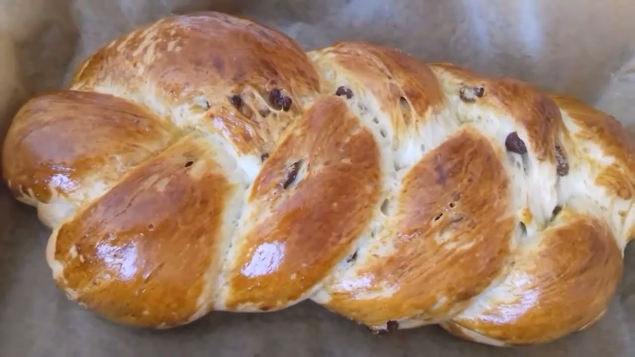 Fonott kal&aacute;cs, ahogy &eacute;n k&eacute;sz&iacute;tem. Mazsol&aacute;val, &aacute;fony&aacute;val, egyszerűen. /Braided cake