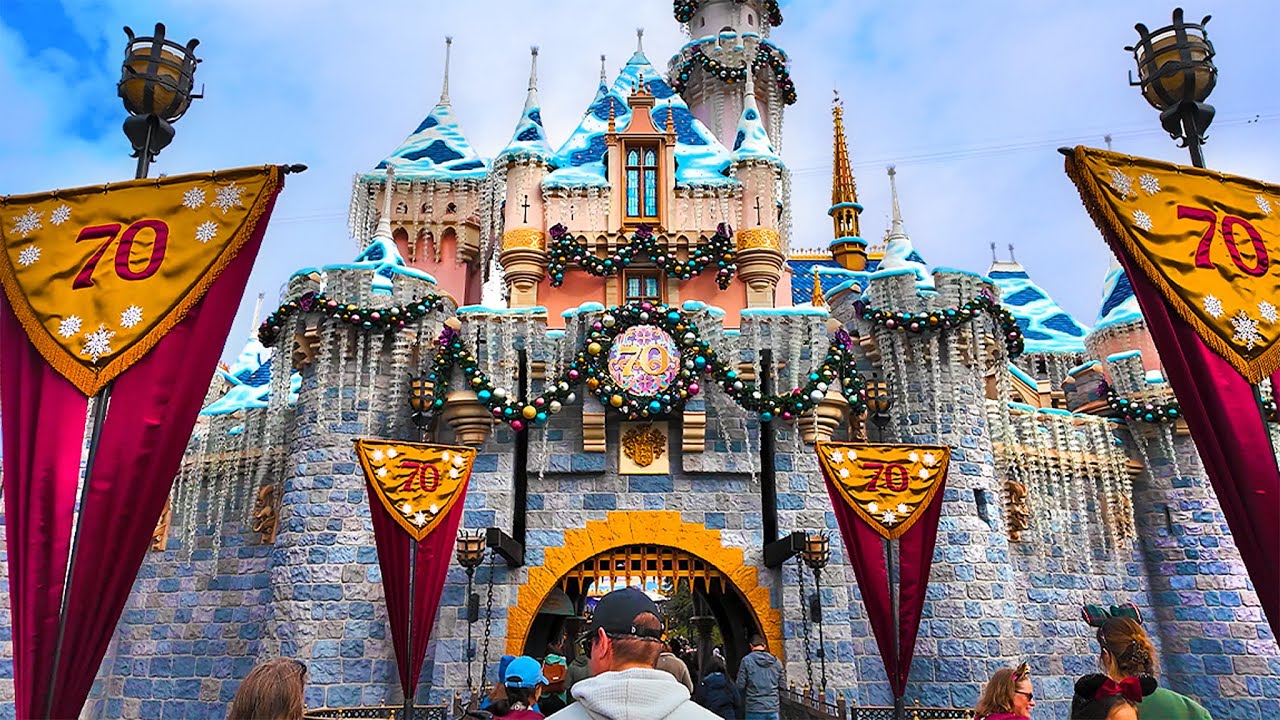 Disneyland Early Morning Christmas Walkthrough [4K POV]