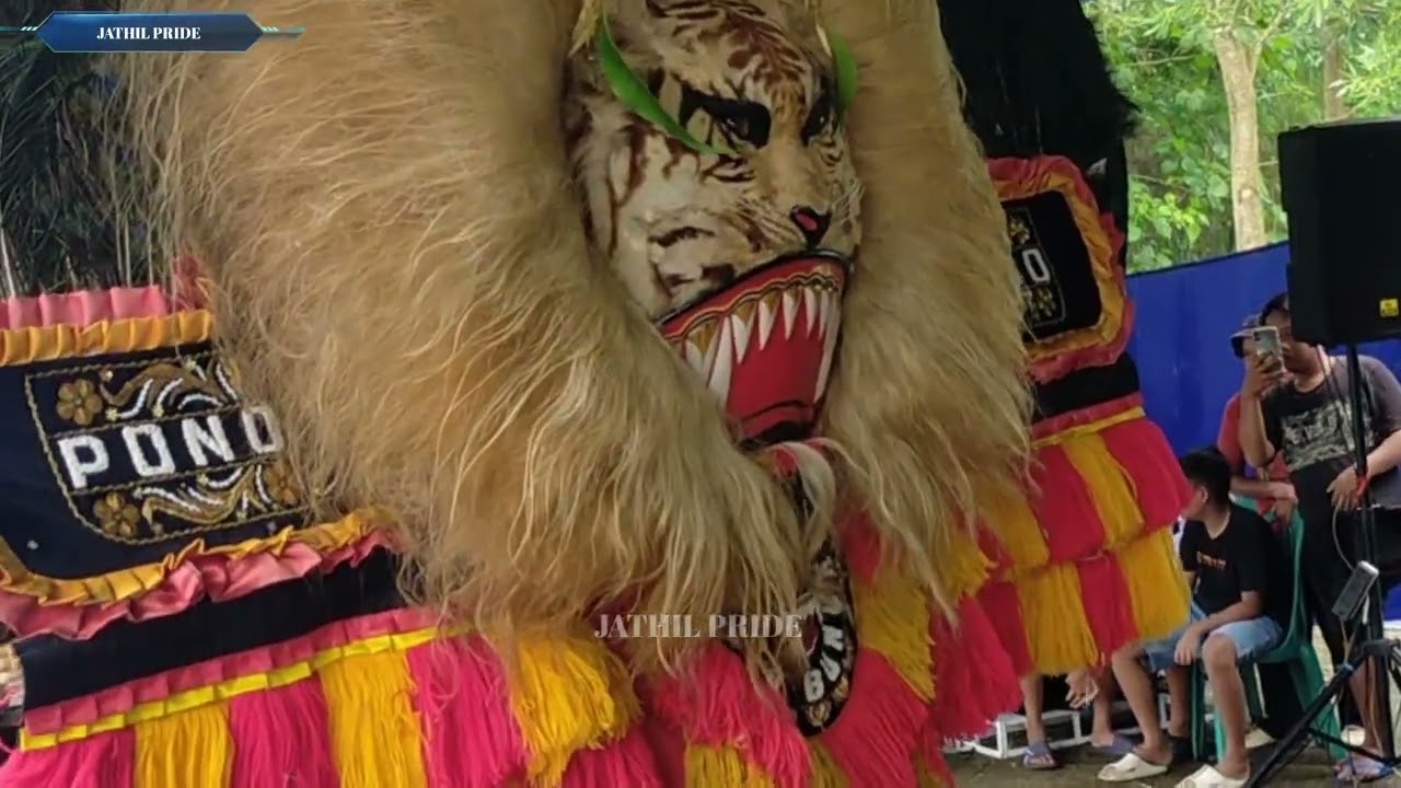 MOMEN EMOSIONAL REOG PONOROGO BERHENTI DI TENGAH JALAN KARENA HUJAN, PENONTON BERSAMA SAMA 