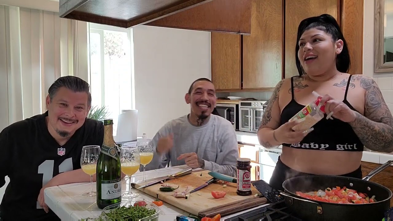 CHOLA COOKING 🍳 😋                               eat with chunky