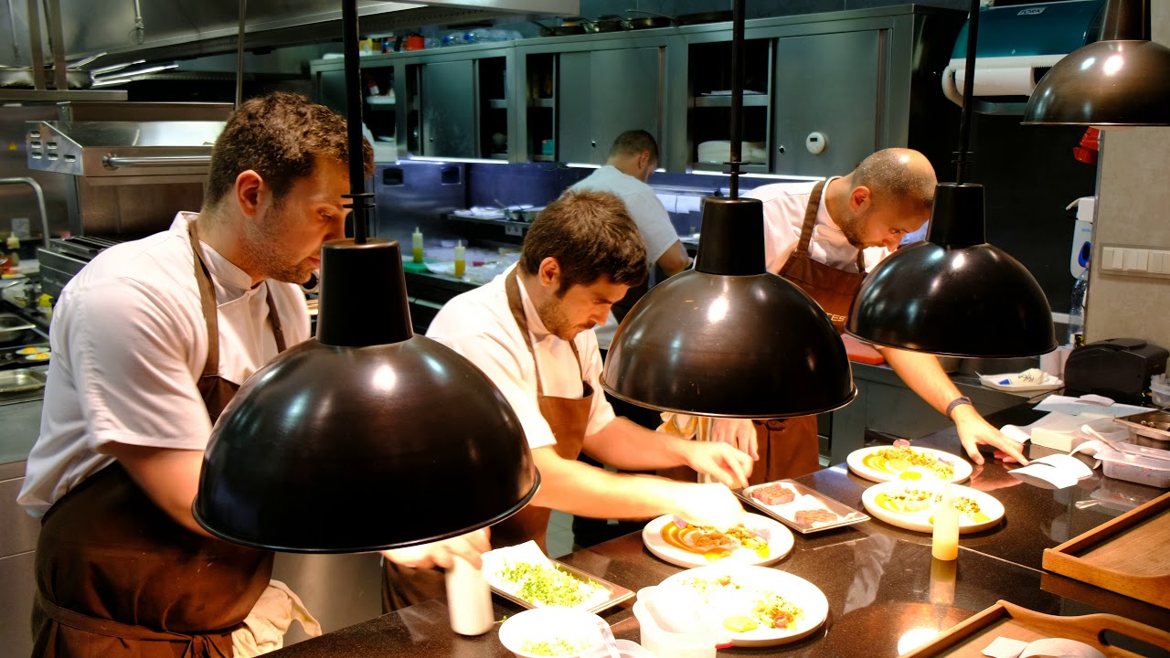 Busy service at restaurant Costes Downtown - in 4K
