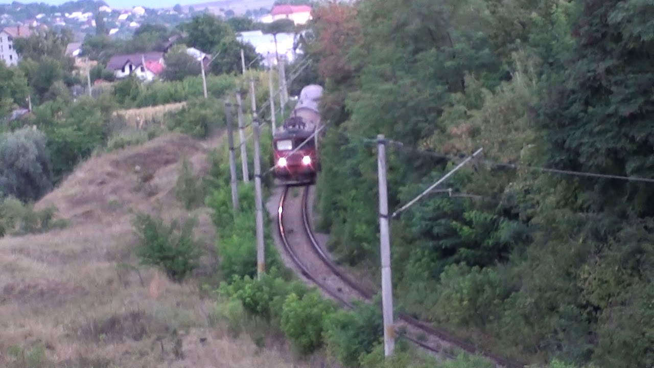 EA666 a depoului Suceava Nord trece prin Scheia cu IR1834 Timisoara Nord - Iasi - 28.08.2017