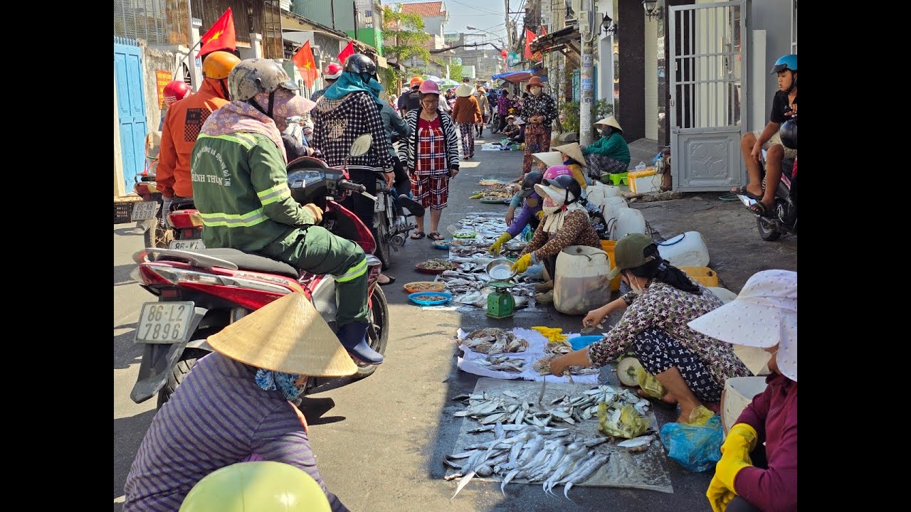 Cá tôm hải sản tươi sống còn giẫy giụa tại chợ chồm hổm vỉa hè Phan Thiết