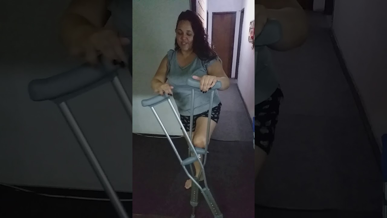 amputada estreando novas muletas (amputee)