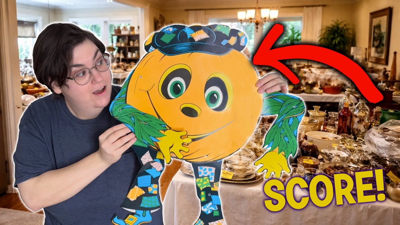 A Hidden Surprise at this Vintage Estate Sale! Halloween and Christmas Vintage Finds