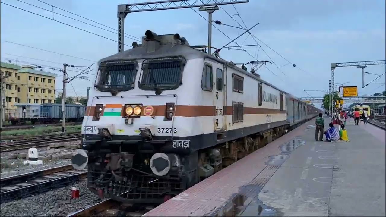 Perfect 260Kmph Train Encounter - WAP7 Howrah Rajdhani crosses WAP7 Poorva Express-Indian Railways
