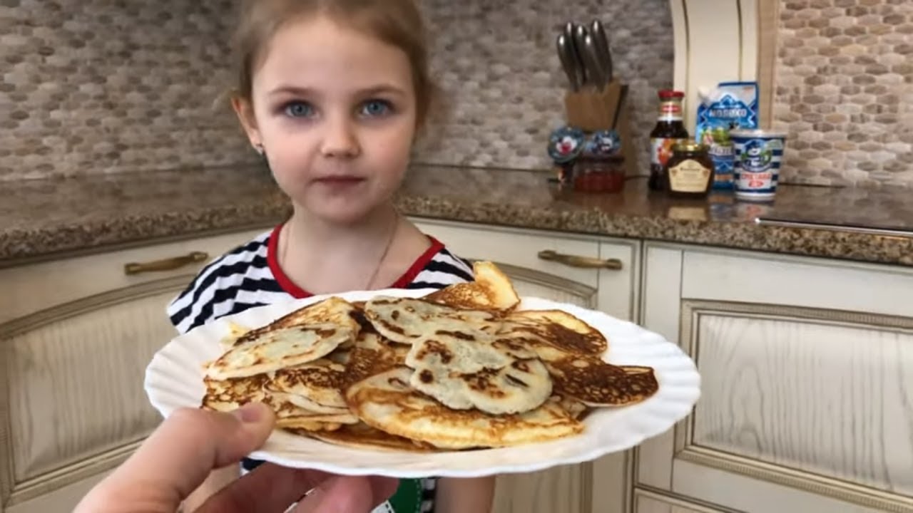 КАТЯ и ПАПА пекут ОЛАДЬИ на завтрак. Рецепт пошагово. Едим дома с удовольствием!
