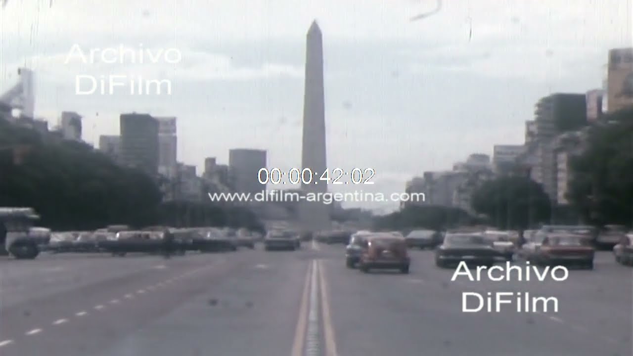 Imagenes de automoviles circulando por la avenida 9 de Julio en 1980