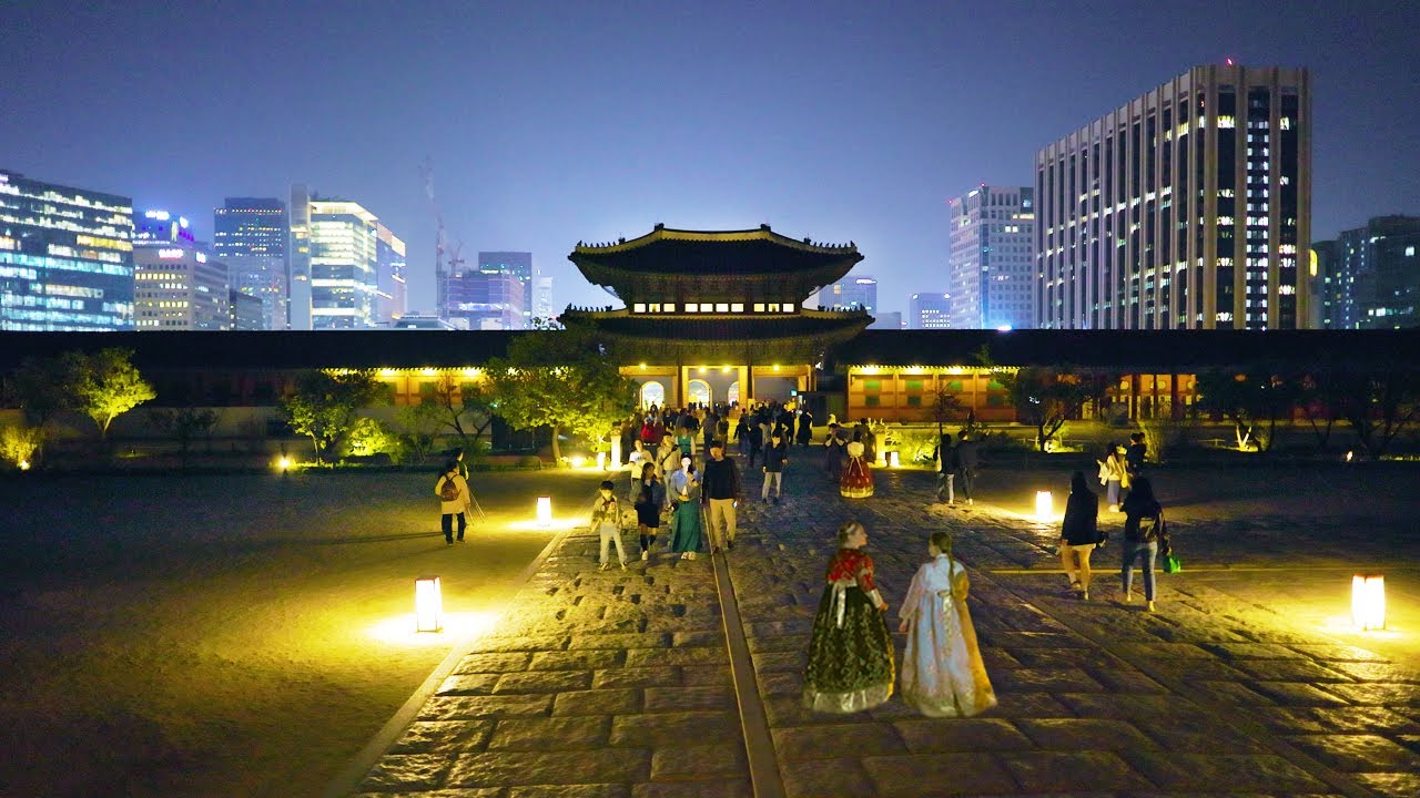 경복궁 연일 매진! 외국인들이 더 놀라는 2023년 봄 경복궁 야간 관람, 달 밝은 밤 도심 속 궁궐 야경 산책,  서울 여행, 서울트래블워커.