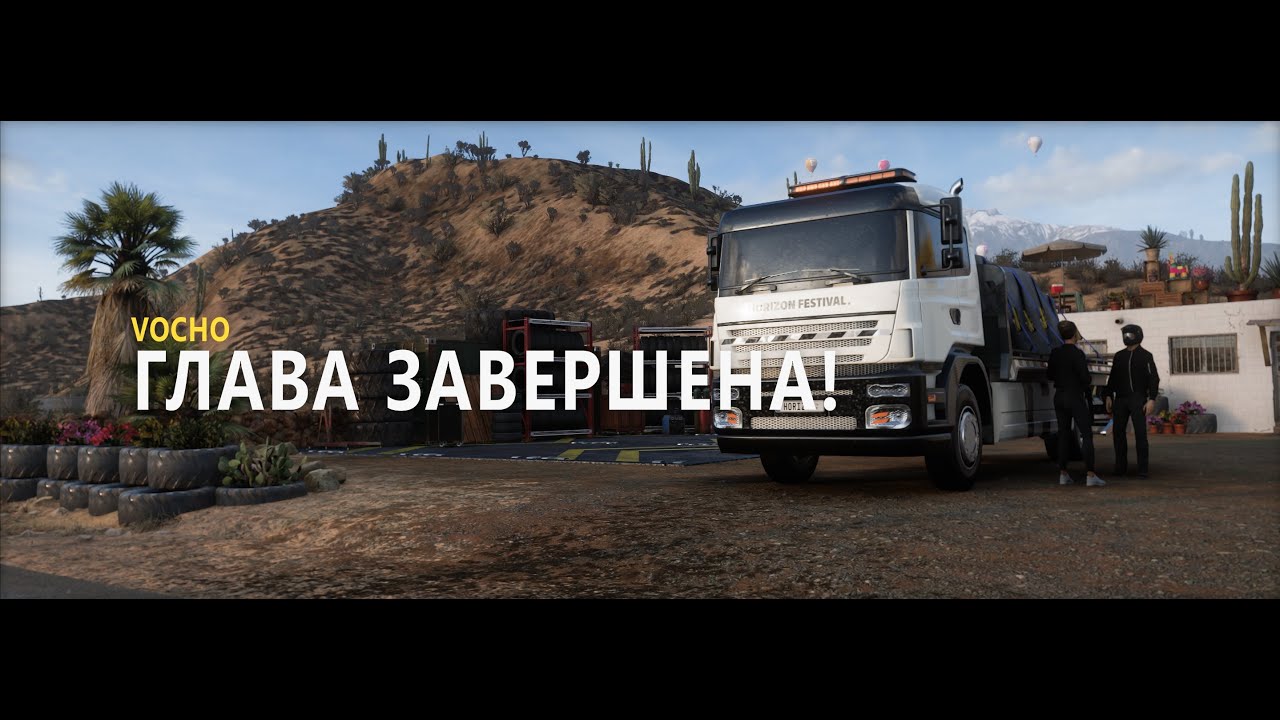Кошка в костюме акулы играет в Forza Horizon 5.  