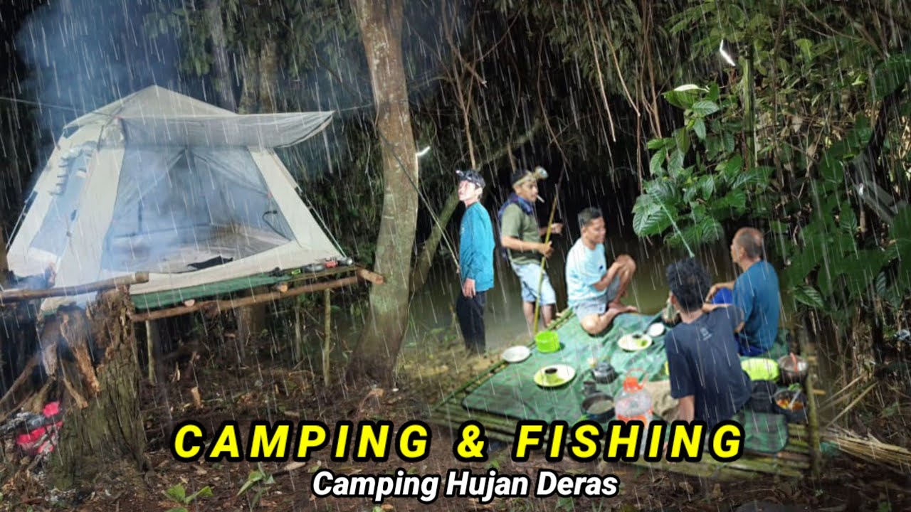 diguyur hujan deras beramai-ramai camping di pinggir Sungai fishing, relaxing rain sound