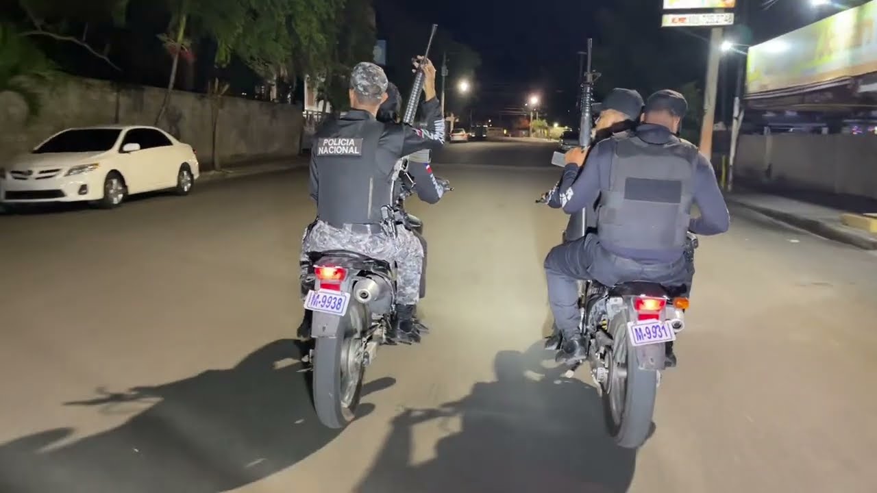 RECORRIDO DE LA POLICIA EN BARRIOS DE MACORIS