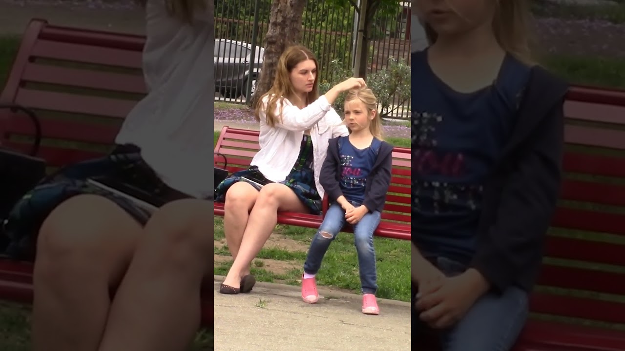 Добрая женщина помогает маленькой девочке завязать волосы #шорты