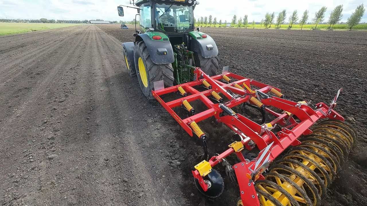 Loonbedrijf de Vlijt aan het werk met een Vaderstad Cultus 300