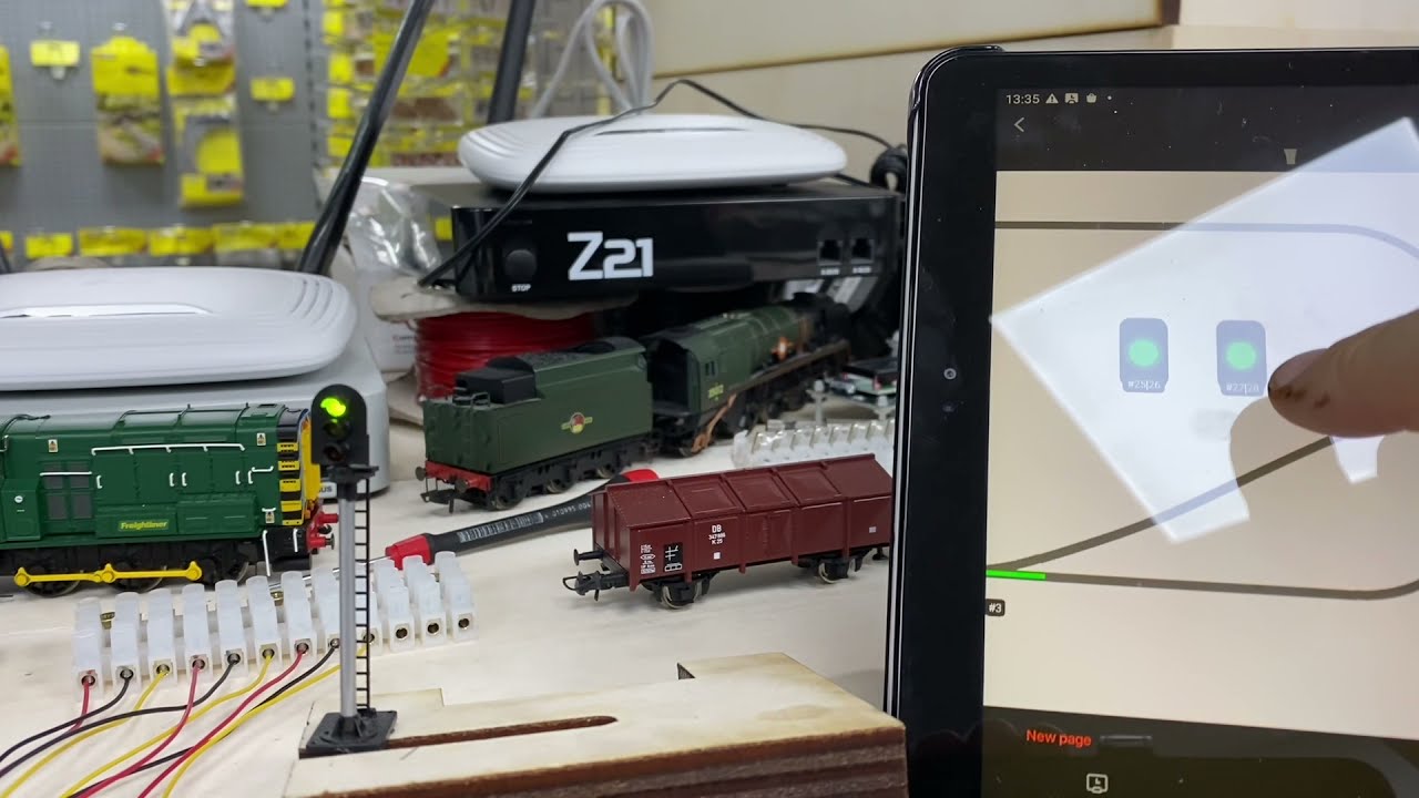 DR4018 switching UK 3 aspect signal