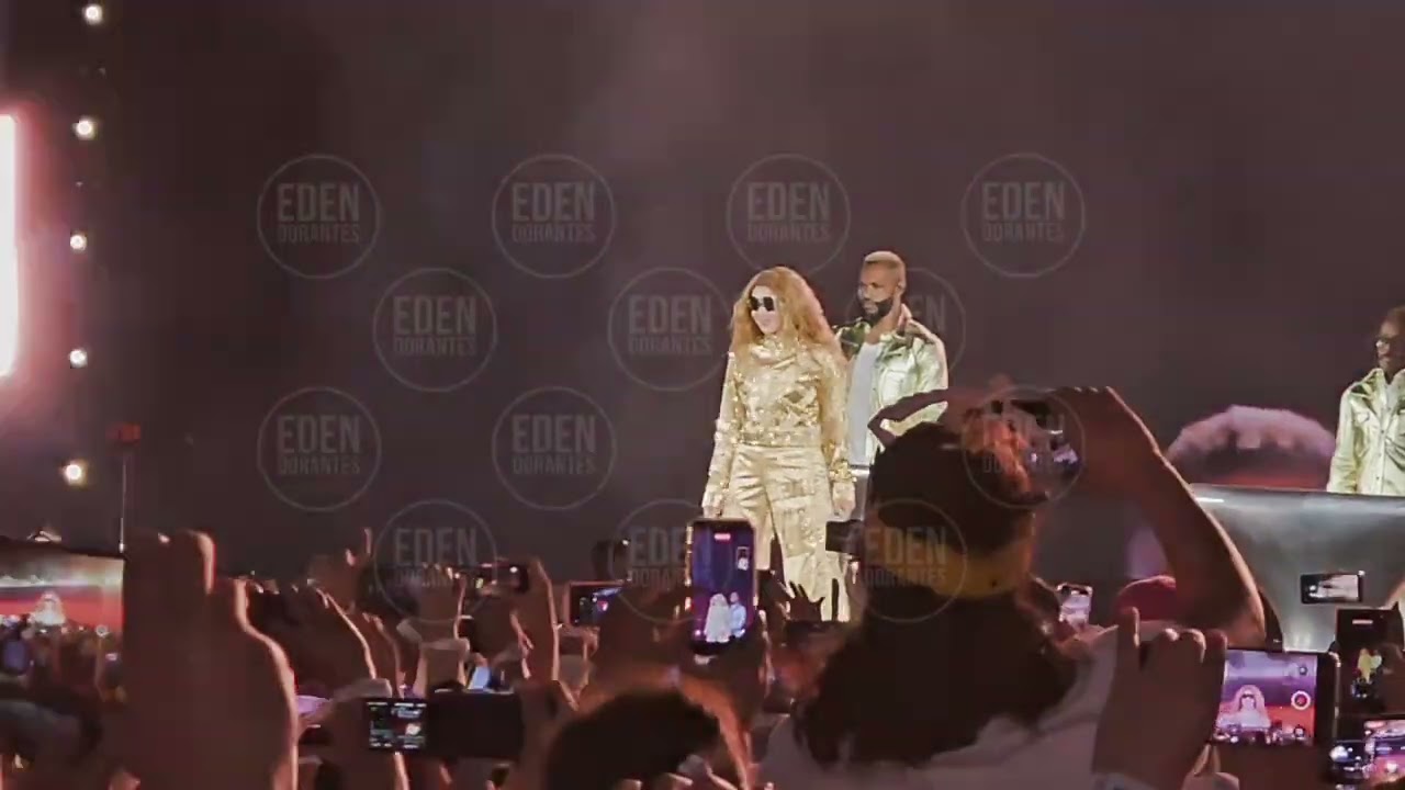 SHAKIRA En el z&oacute;calo CDMX Asi inici&oacute; el gran sue&ntilde;o de la colombiana ante mas de 400 mil personas 