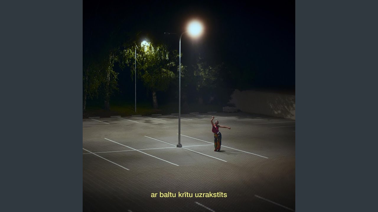 Ar baltu krītu uzrakstīts