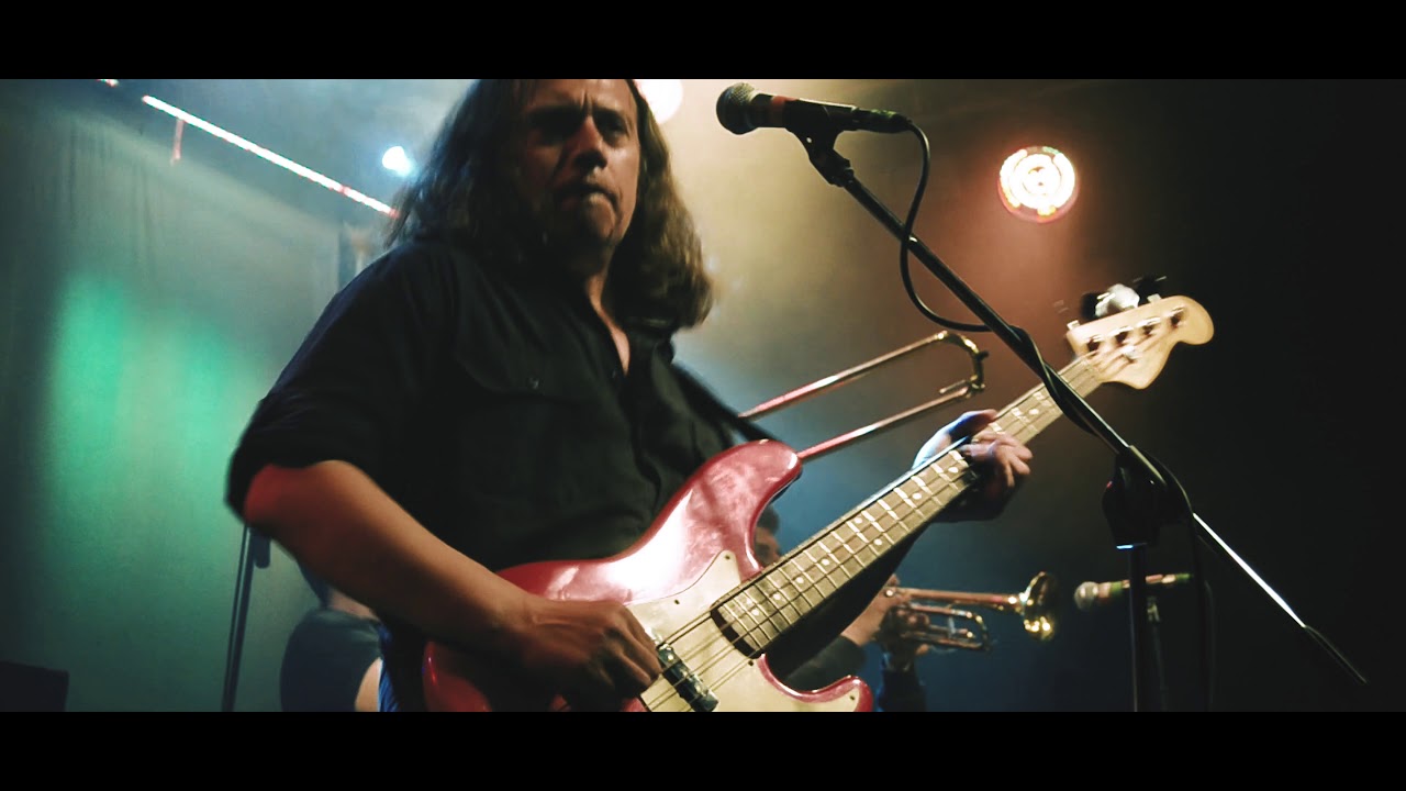 Stelios Salvador &kappa;&alpha;&iota; &Tau;&alpha; &Mu;&omega;&rho;ά &Sigma;&tau;&eta; &Phi;&omega;&tau;&iota;ά - &Sigma;&alpha;&lambda;&omicron;&nu;ί&kappa;&eta; (Kyttaro Club, 2015)