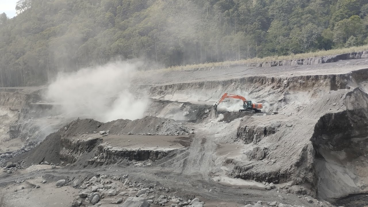 LIVE !!! PENYUDETAN ALIRAN LAHAR SEMERU GLADAK PERAK