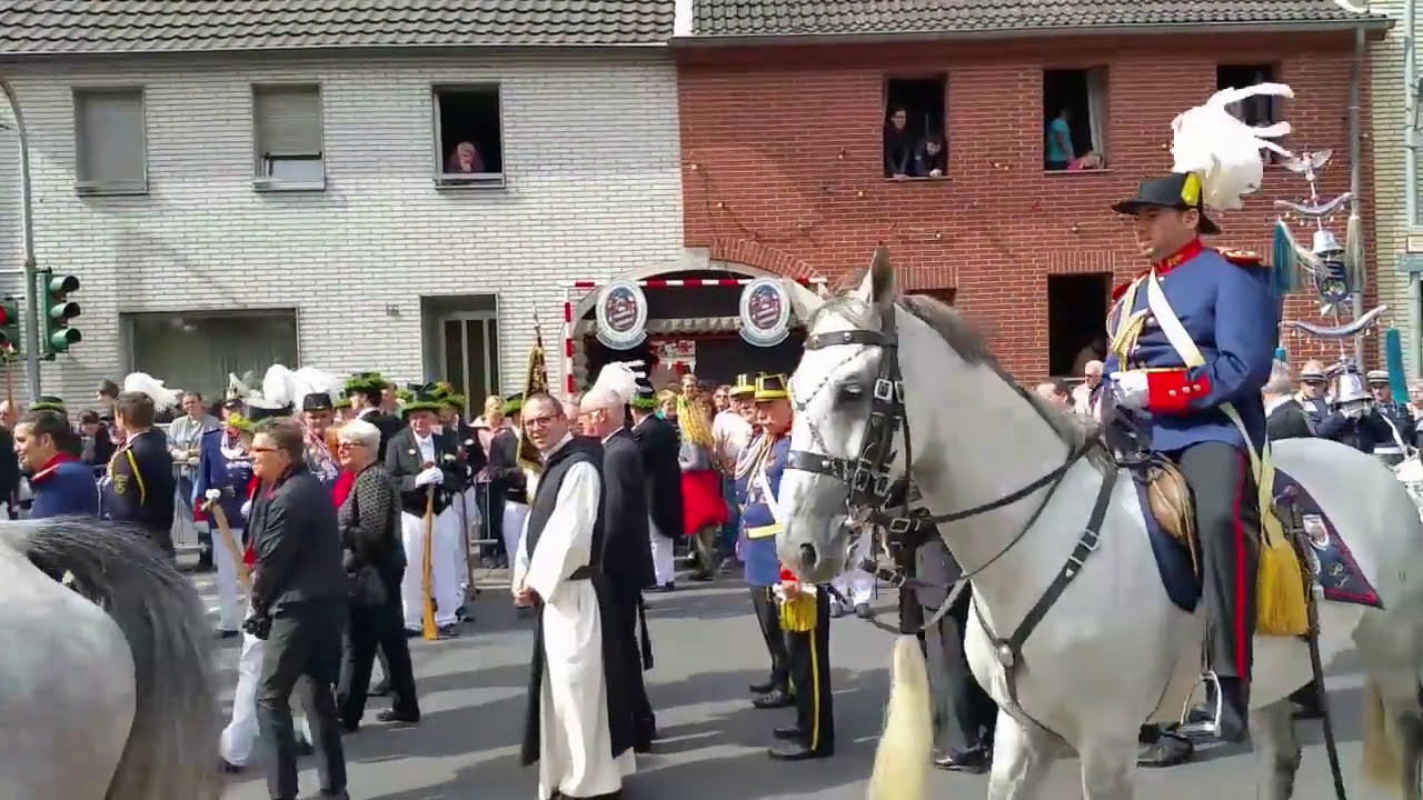 Schützenfest in Wevelinghoven - Aufstellen und Abnahme des Regiments 21. August 2016.