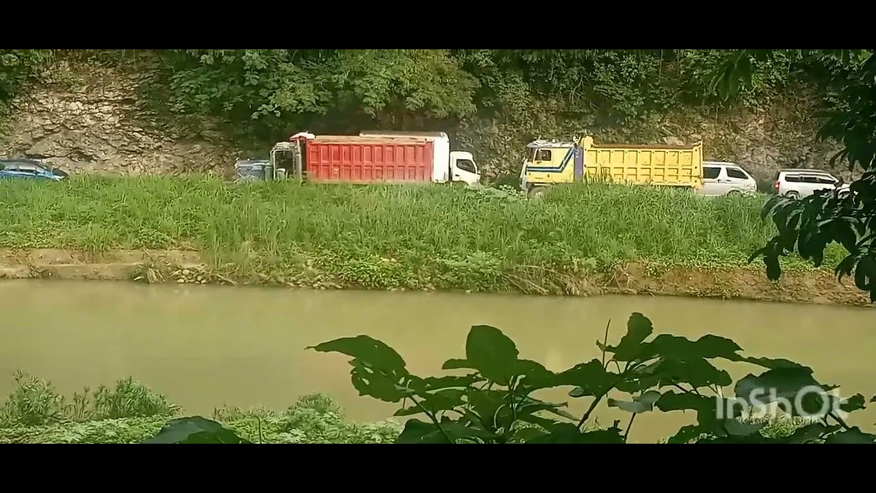 truck break down on flat bridge