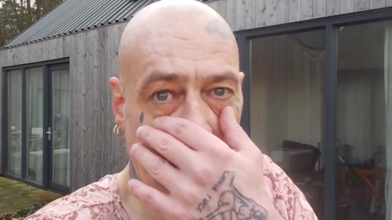 koffie zetten en sexy ladyboy ronnie ff naar buiten