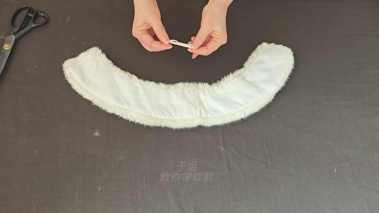 旧衣拆下的毛领别丢！缝三段皮筋和丝巾组合一下，漂亮又暖和！