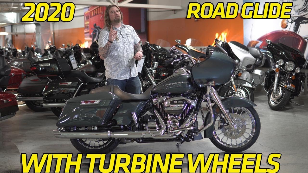 Road Glide 2020 с турбинными колесами и хромированной передней частью